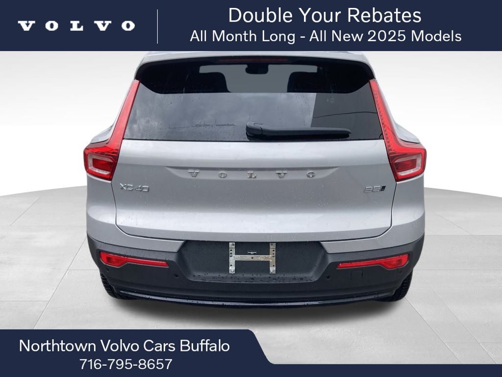 2025 Volvo XC40 photo 4