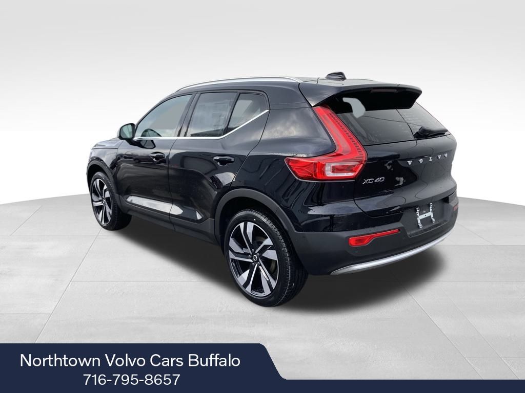 2025 Volvo XC40 photo 3