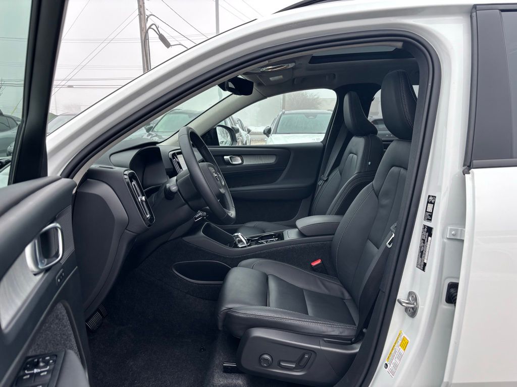 2026 Volvo XC40 Plus - Photo 16