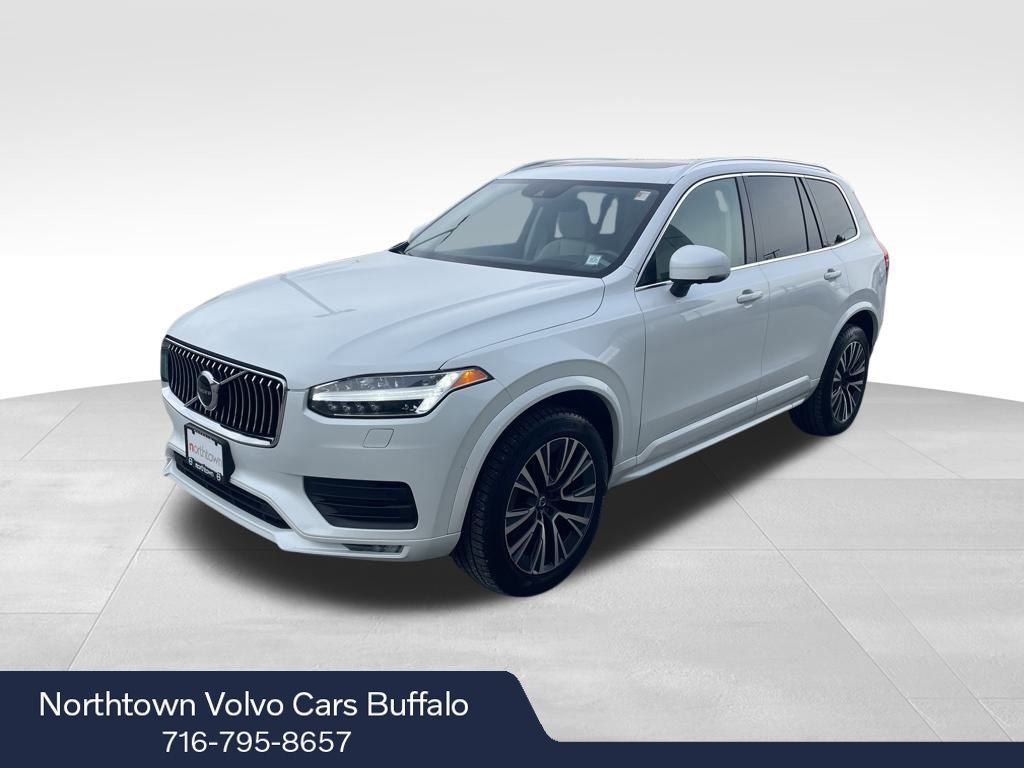2022 Volvo XC90 Momentum's photo