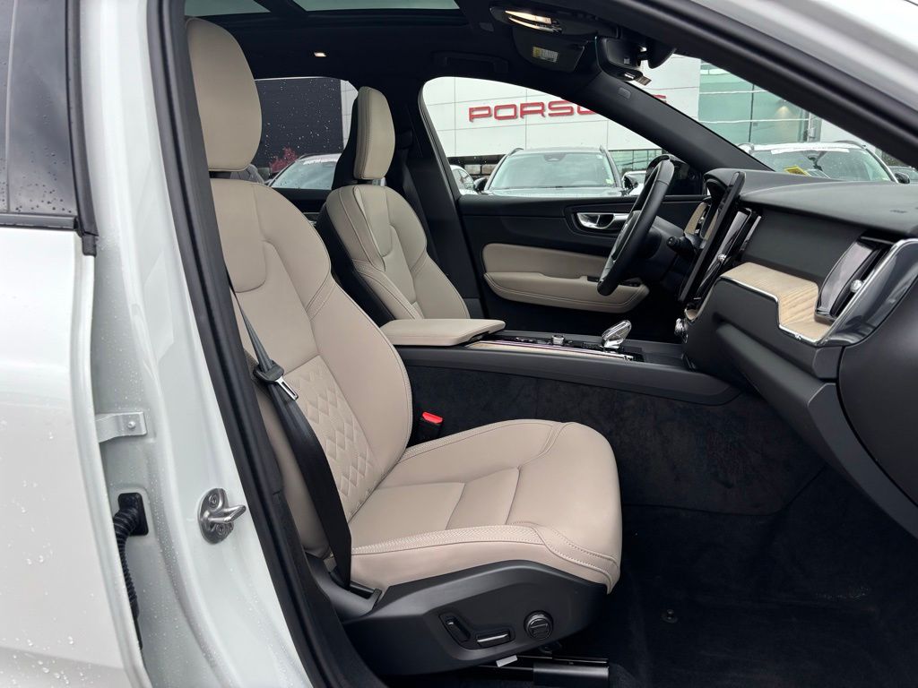 2026 Volvo XC60 Plus - Photo 20