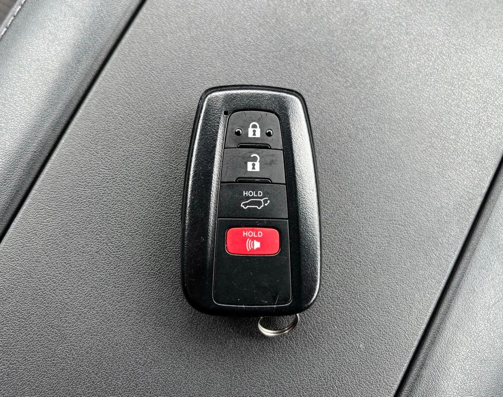 2021 Toyota Highlander LE - Photo 32