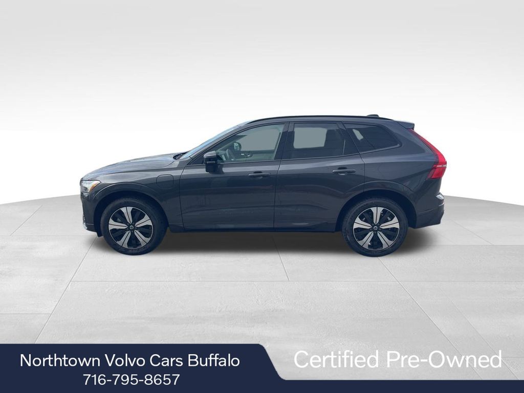 2025 Volvo XC60 Hybrid T8 Core photo 2