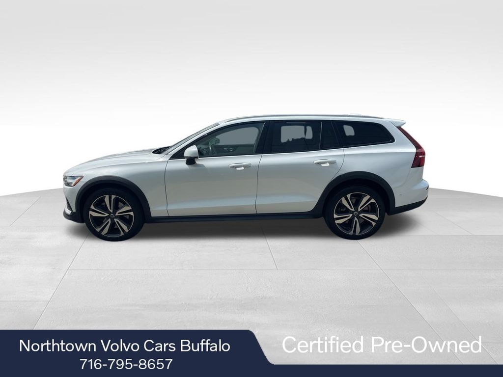 2023 Volvo V60 Cross Country B5 Plus photo 2