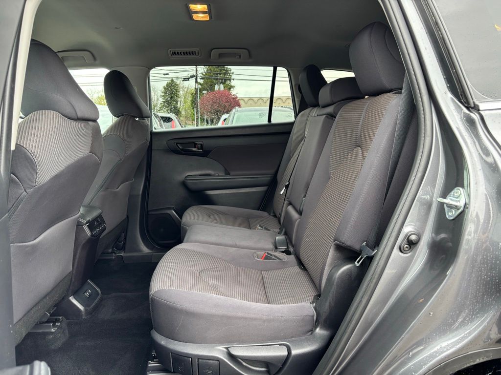 2021 Toyota Highlander LE - Photo 16
