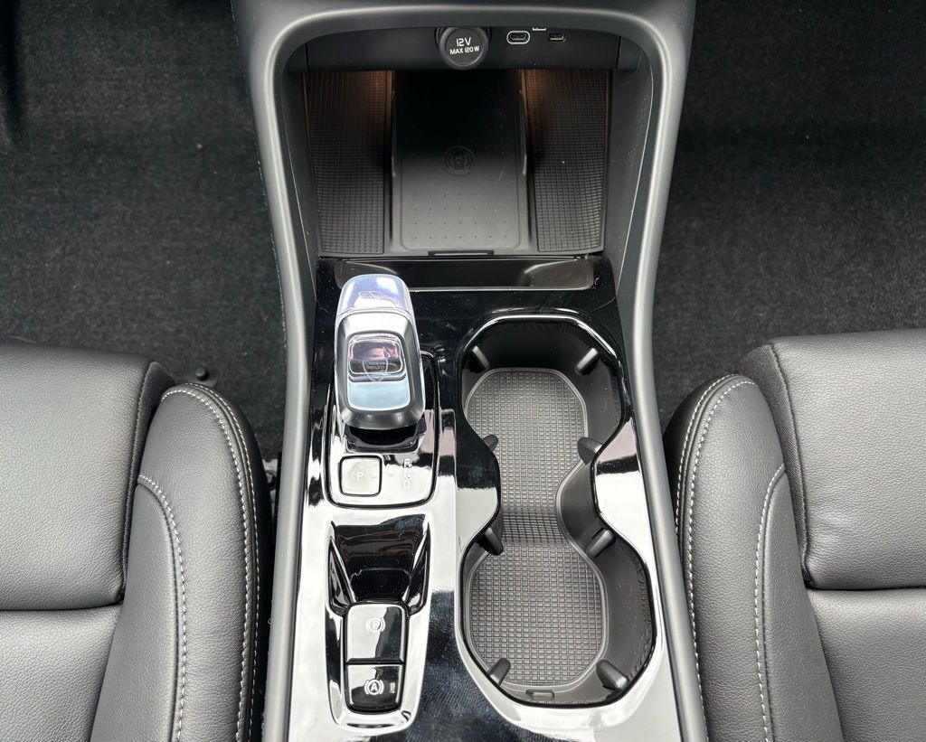 2026 Volvo XC40 Plus - Photo 13