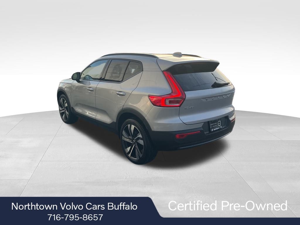 2025 Volvo XC40 photo 2