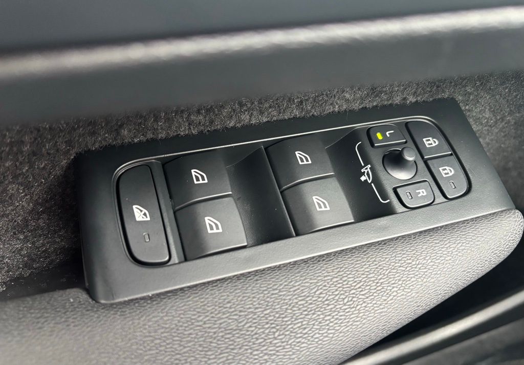 2026 Volvo XC40 Plus - Photo 30