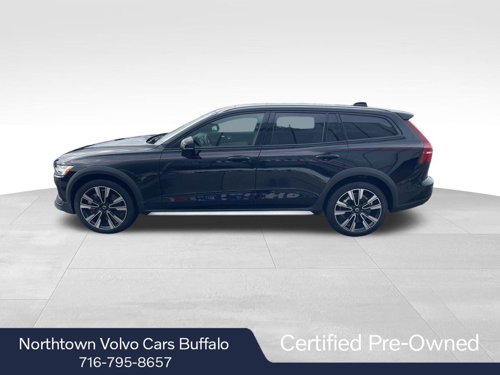 2025 Volvo V60 Cross Country B5 photo 2