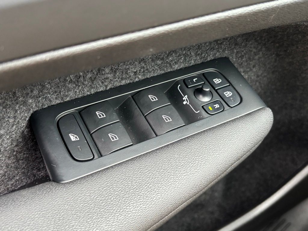 2026 Volvo XC40 Plus - Photo 26