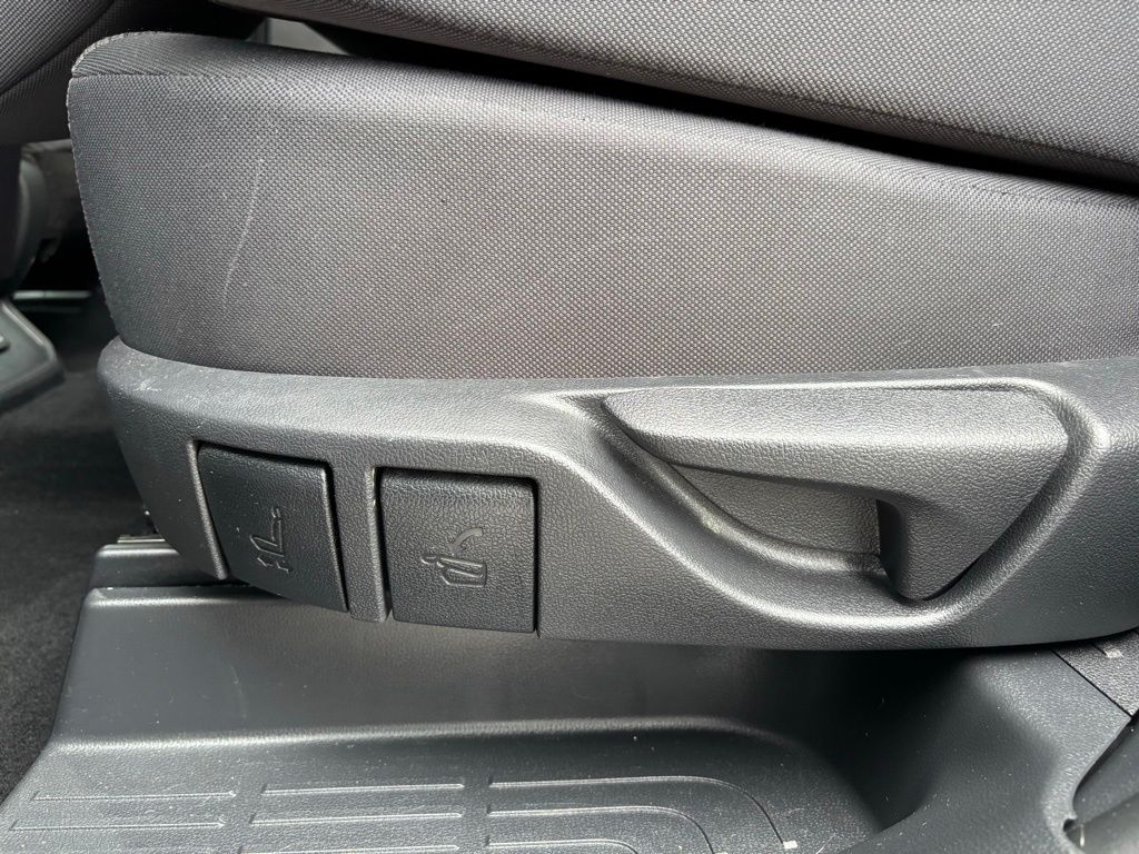 2021 Toyota Highlander LE - Photo 18