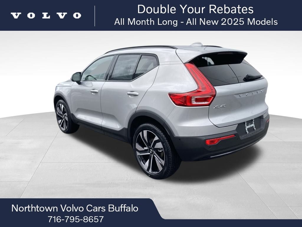 2025 Volvo XC40 photo 3