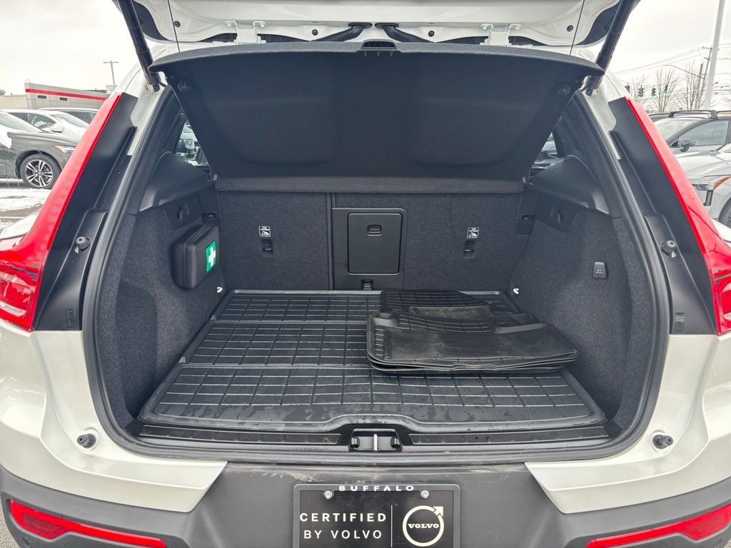 2026 Volvo XC40 Plus - Photo 25