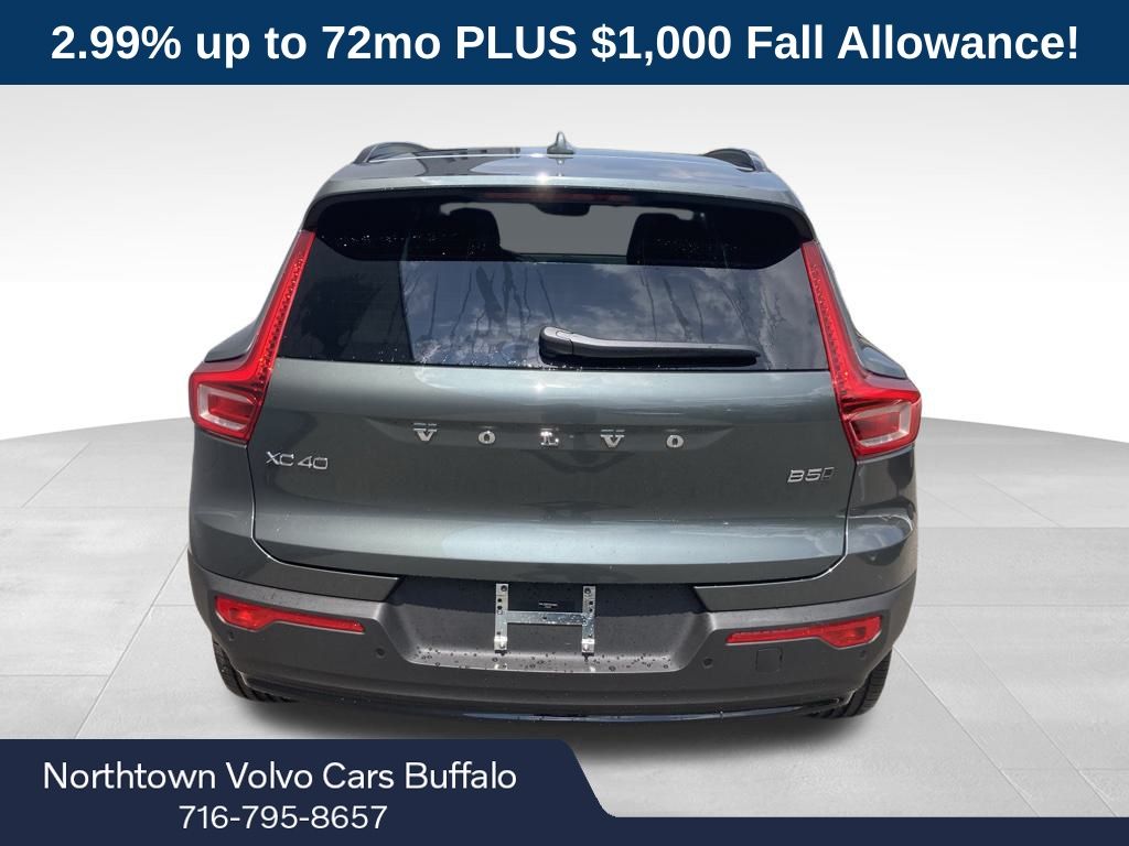 2026 Volvo XC40 Core photo 4