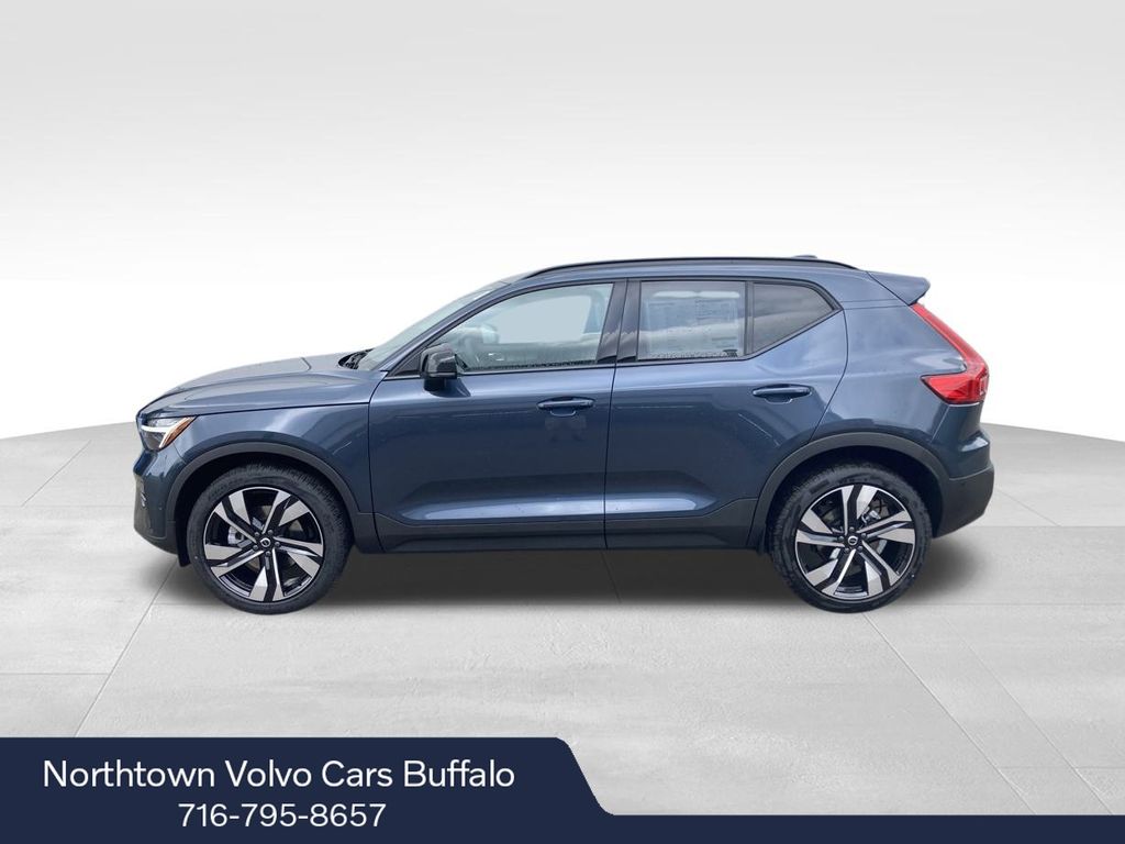 2026 Volvo XC40 photo 2