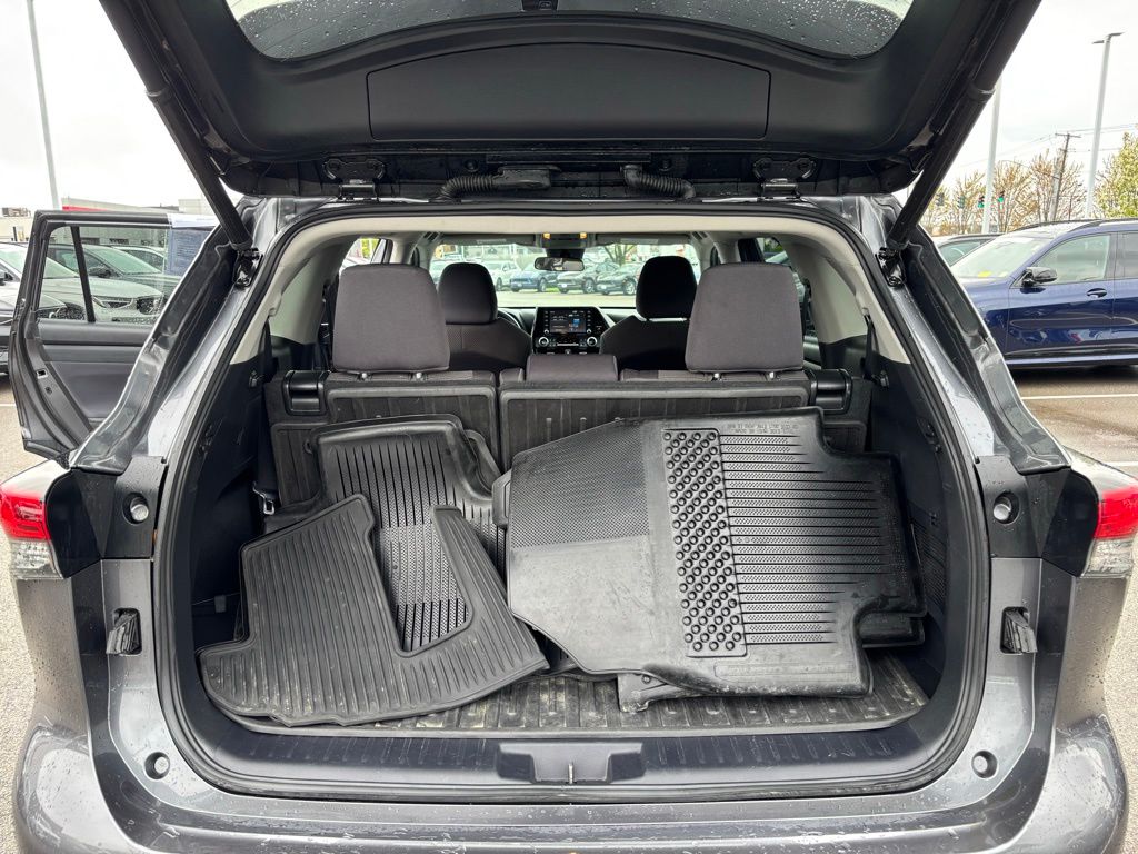 2021 Toyota Highlander LE - Photo 22