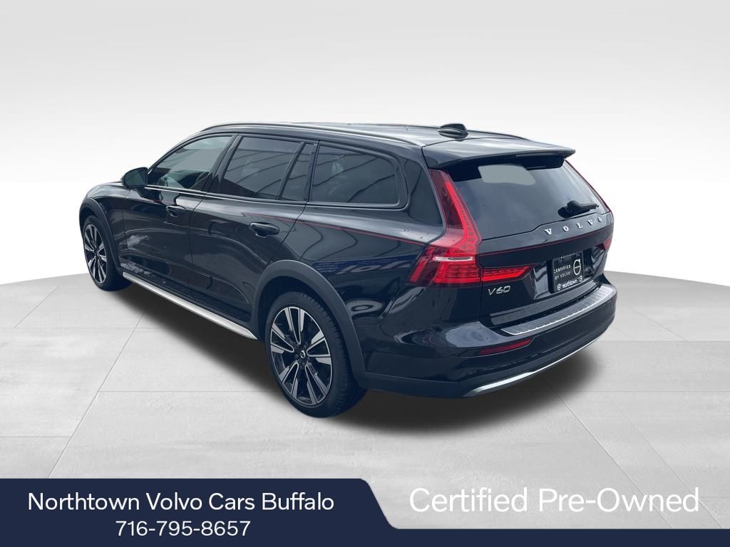 2025 Volvo V60 Cross Country B5 photo 3