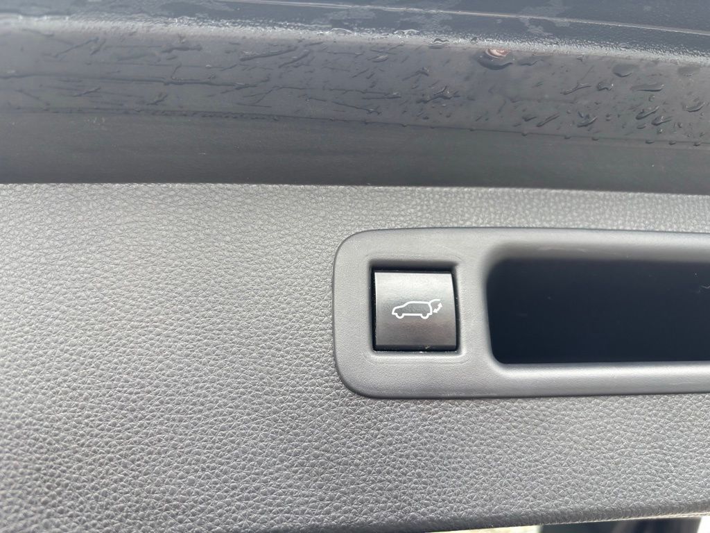 2021 Toyota Highlander LE - Photo 23