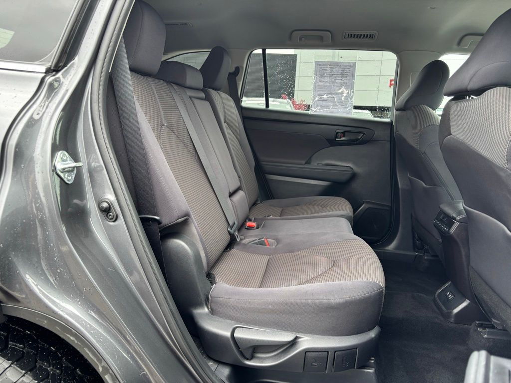 2021 Toyota Highlander LE - Photo 20