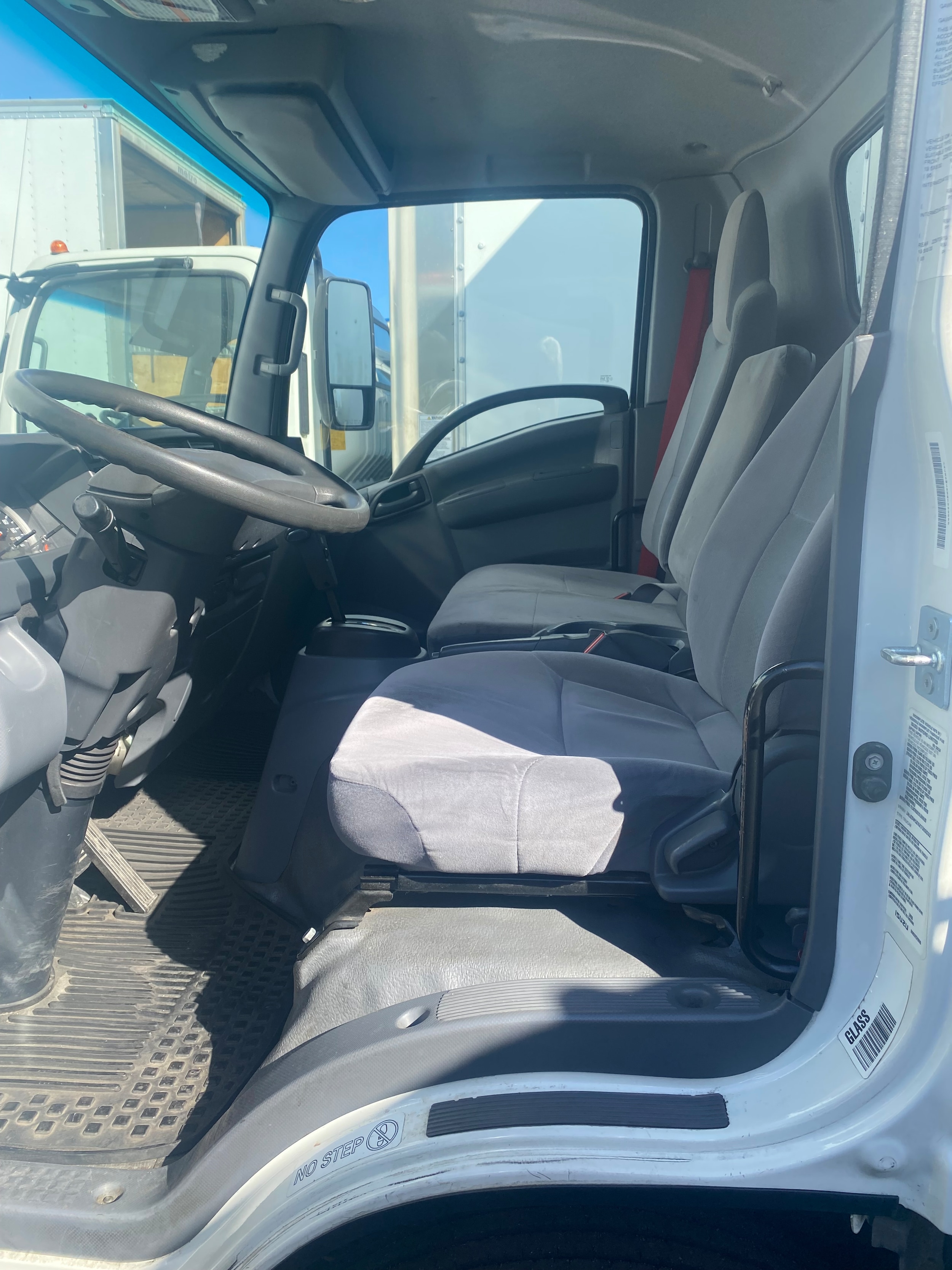 2019 Isuzu NRR - Photo 11