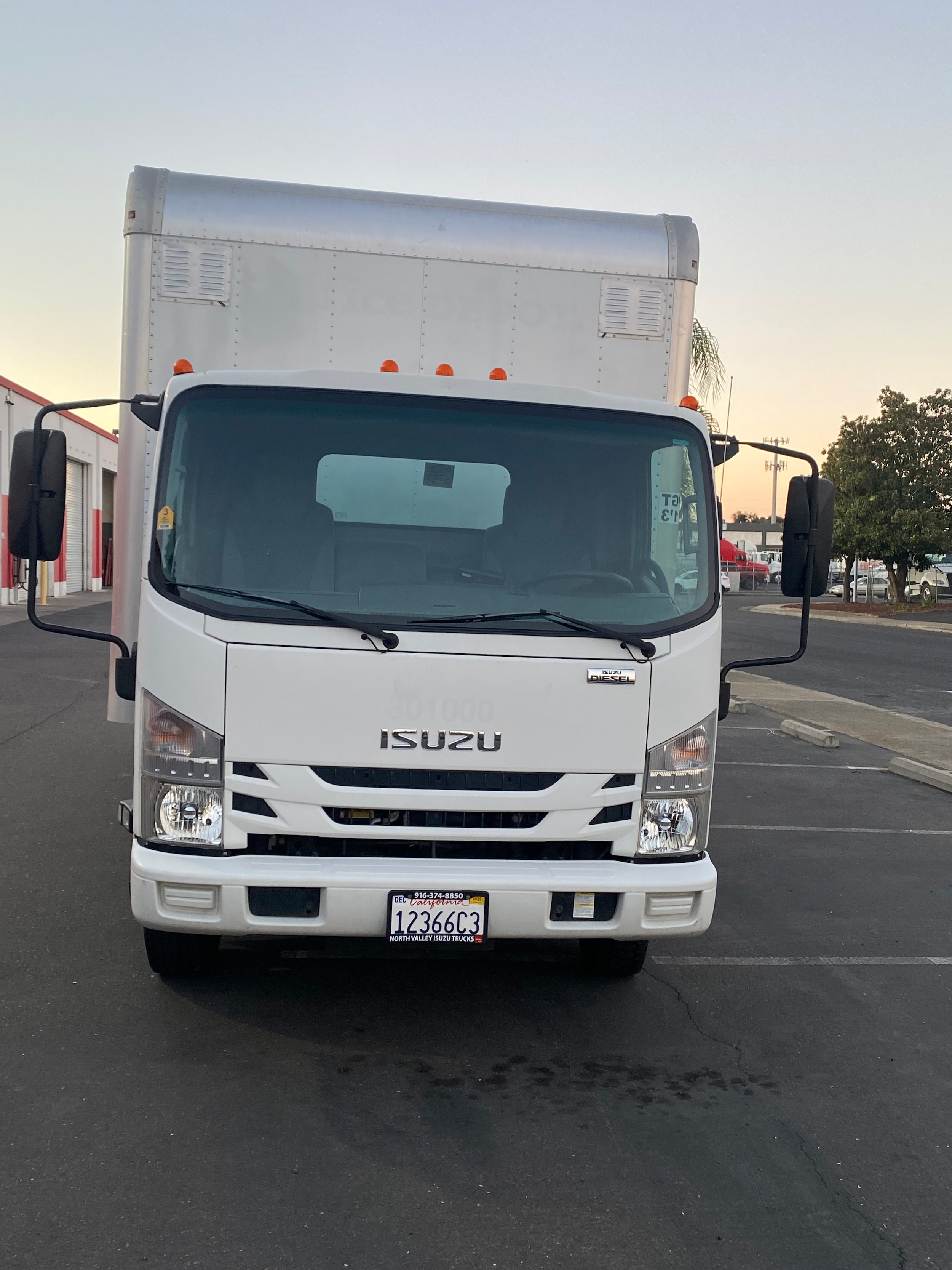 2017 Isuzu NRR - Photo 8