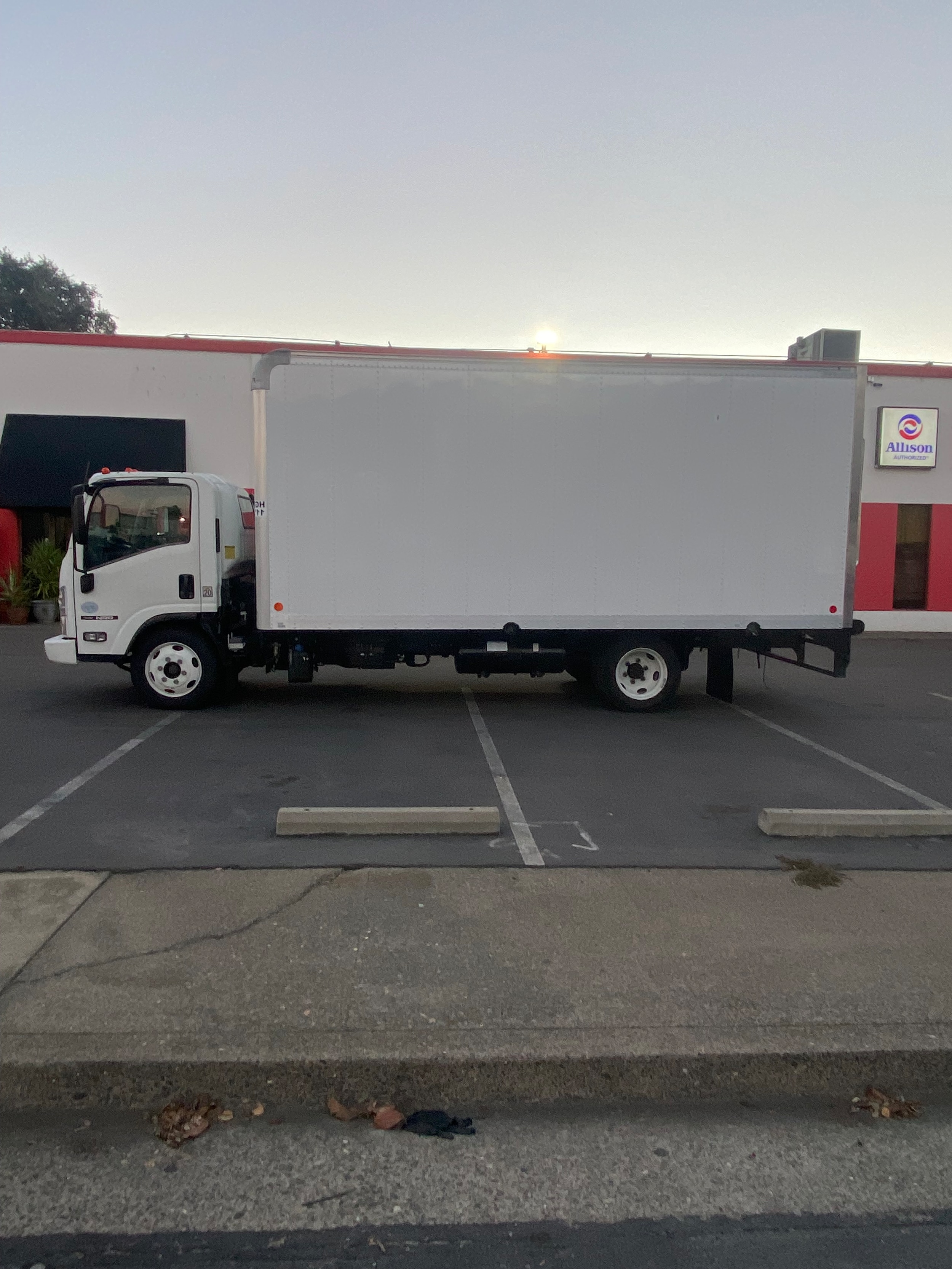 2018 Isuzu NRR 19,500 gvwr photo 3