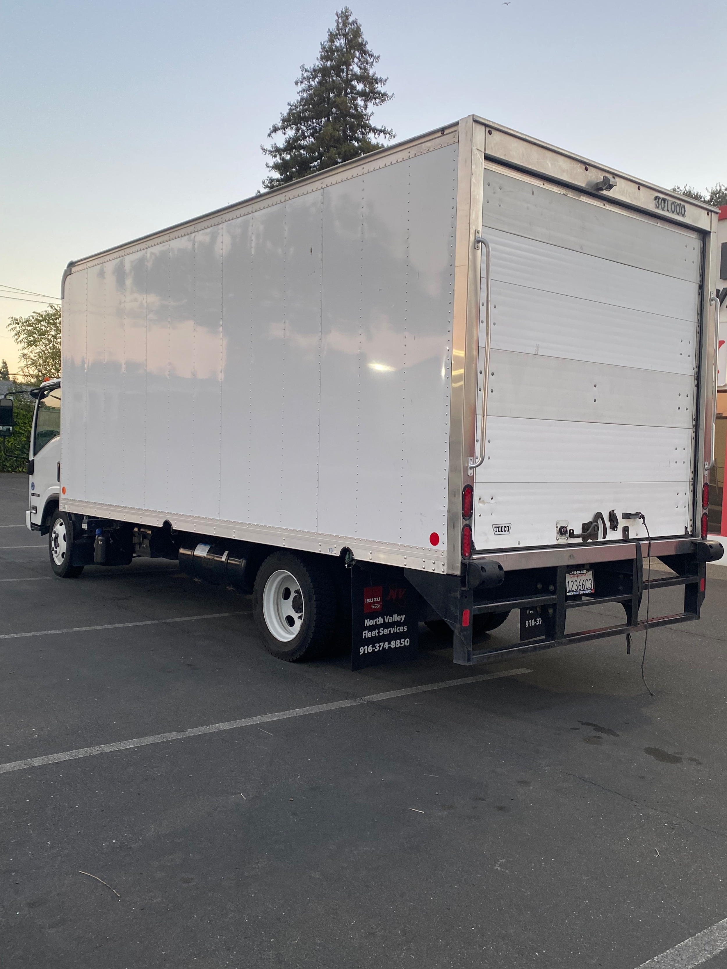 2018 Isuzu NRR 19,500 gvwr photo 4