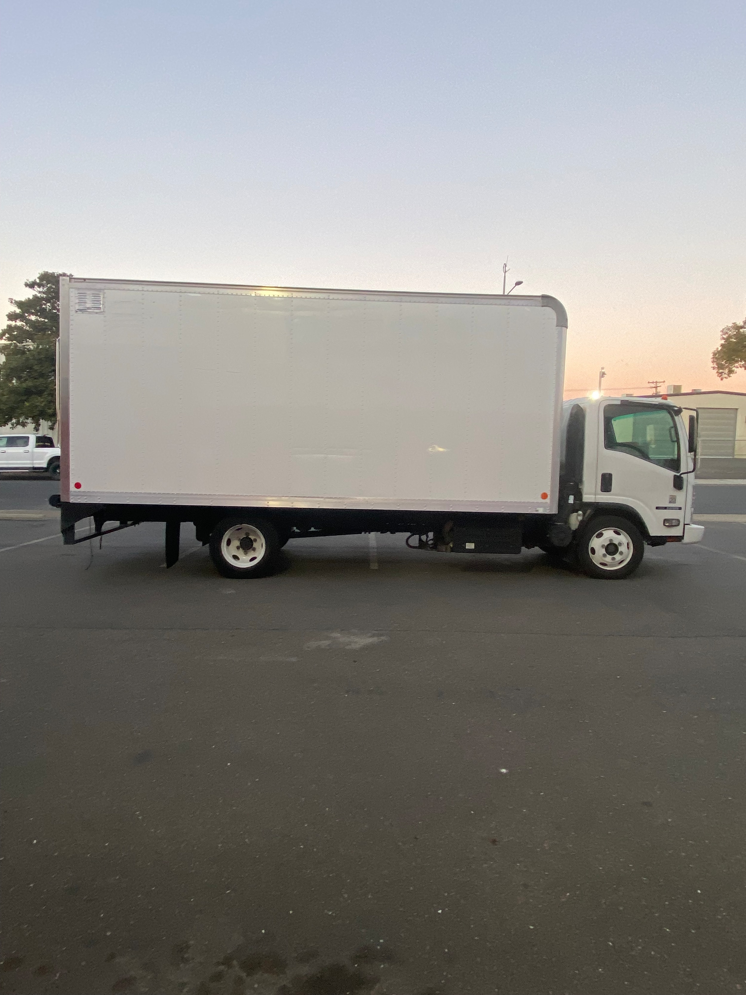 2017 Isuzu NRR 19,500 gvwr photo 5