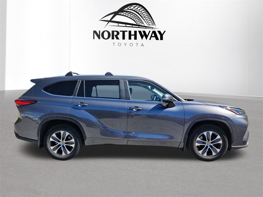2023 Toyota Highlander XLE photo 3