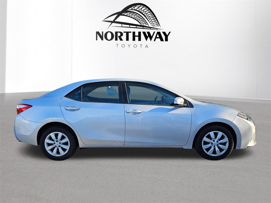 2016 Toyota Corolla LE photo 3