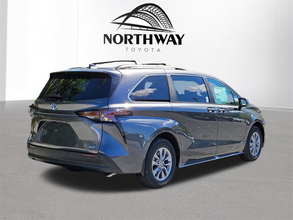 2025 Toyota Sienna LE photo 4