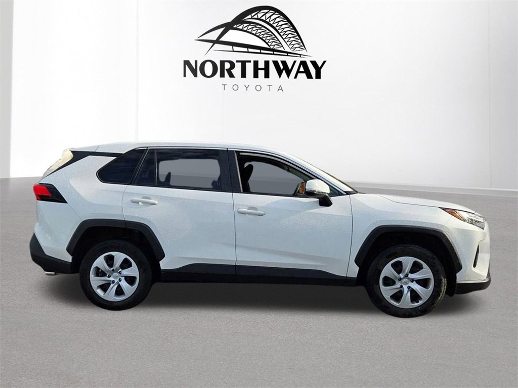 2023 Toyota RAV4 LE photo 2