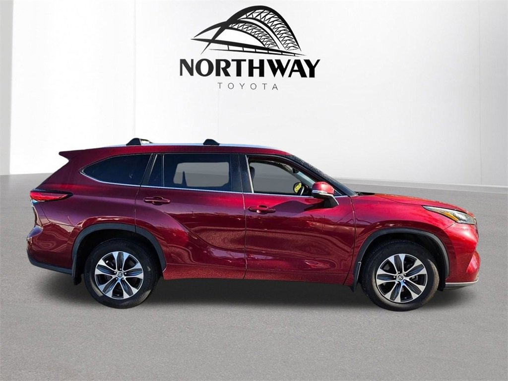 2023 Toyota Highlander XLE photo 3
