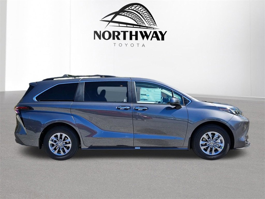 2025 Toyota Sienna LE photo 3
