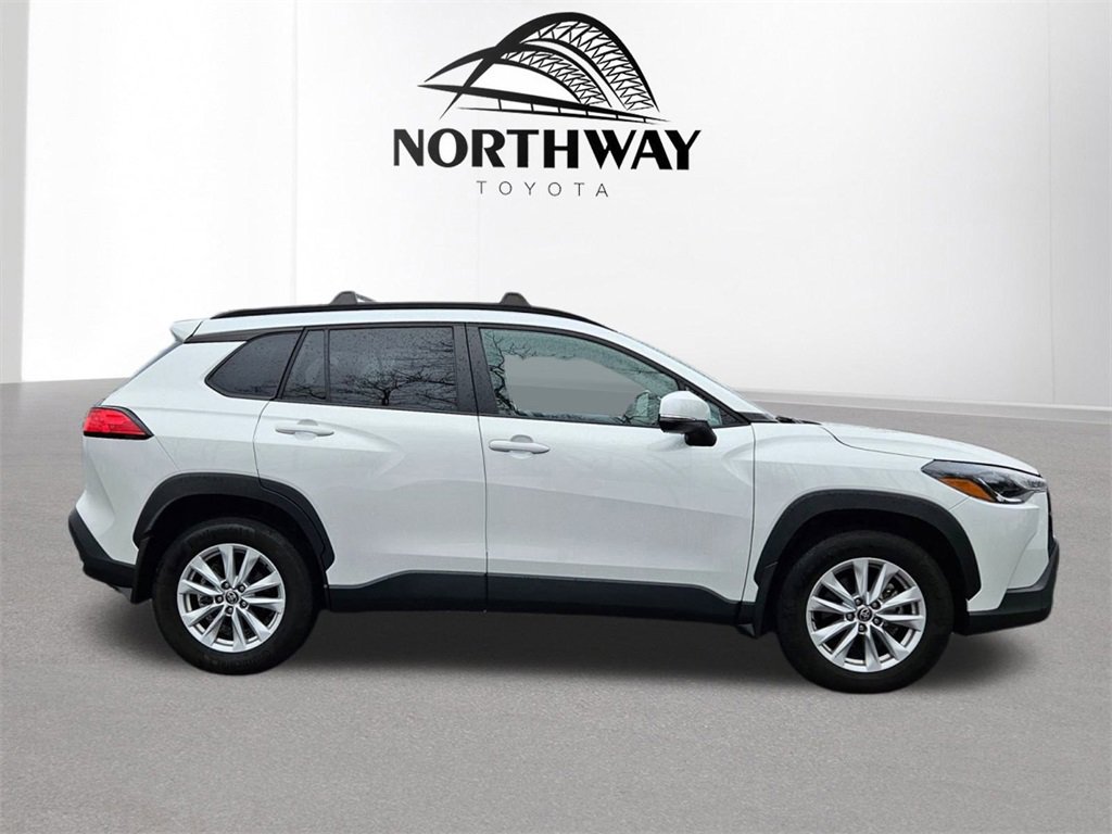 2023 Toyota Corolla Cross LE photo 2