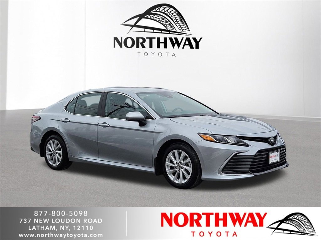 2024 Toyota Camry LE's photo