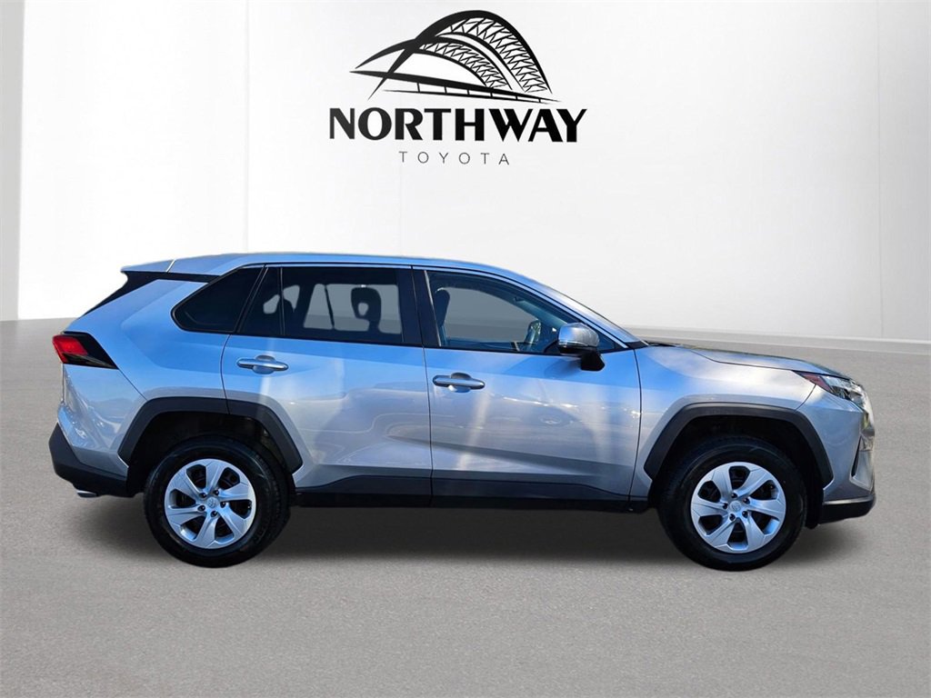 2023 Toyota RAV4 LE photo 2