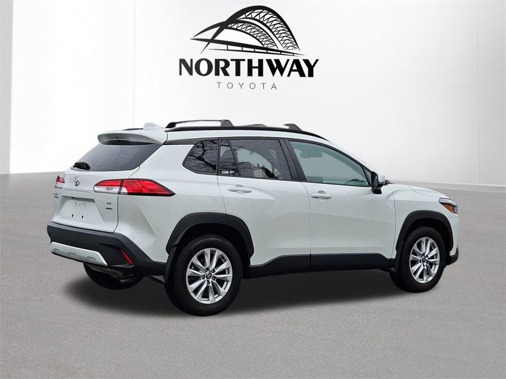 2023 Toyota Corolla Cross LE photo 3