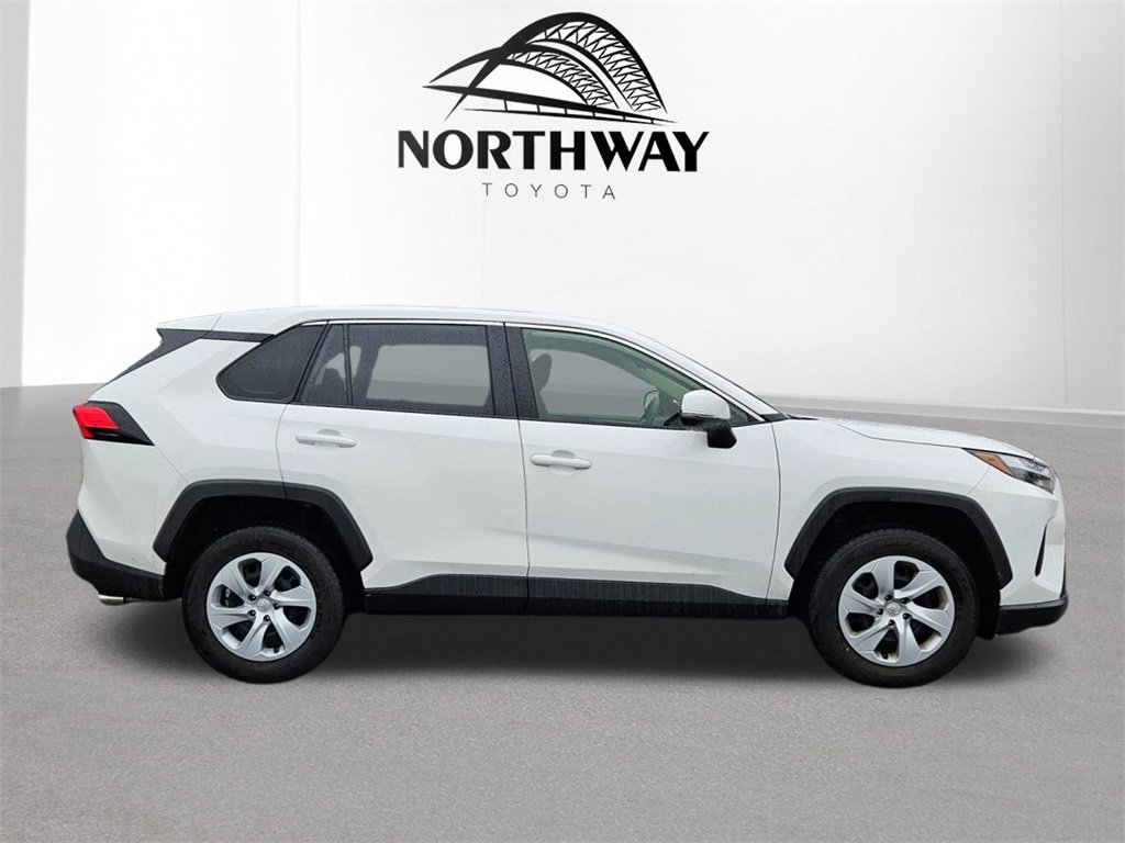 2023 Toyota RAV4 LE photo 3