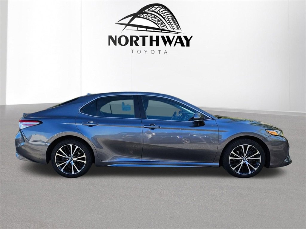 2020 Toyota Camry SE photo 3