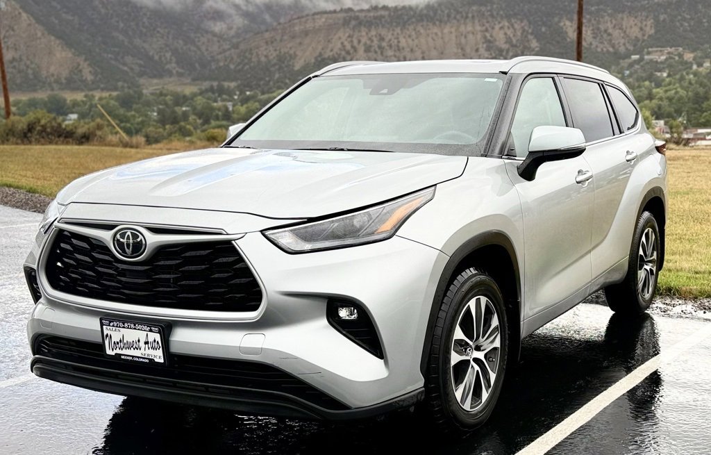 2024 Toyota Highlander LE's photo