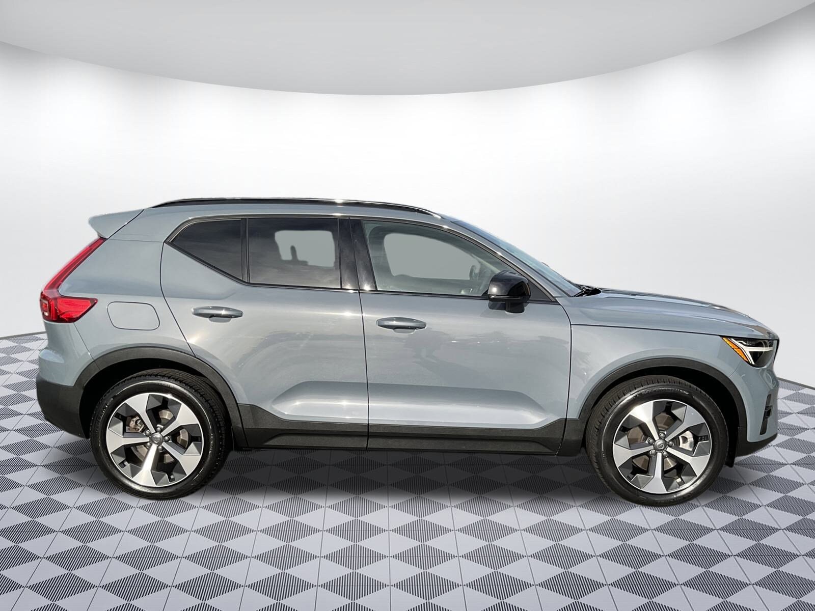 2023 Volvo XC40 Plus photo 2
