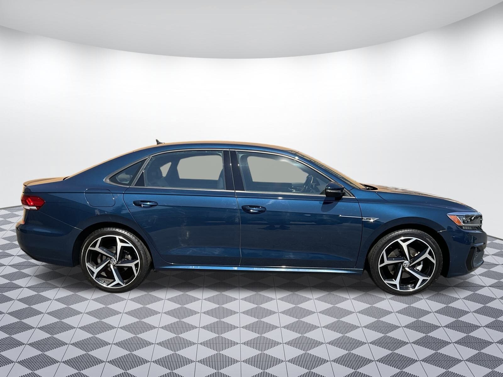 2021 Volkswagen Passat 2.0T R-Line photo 2