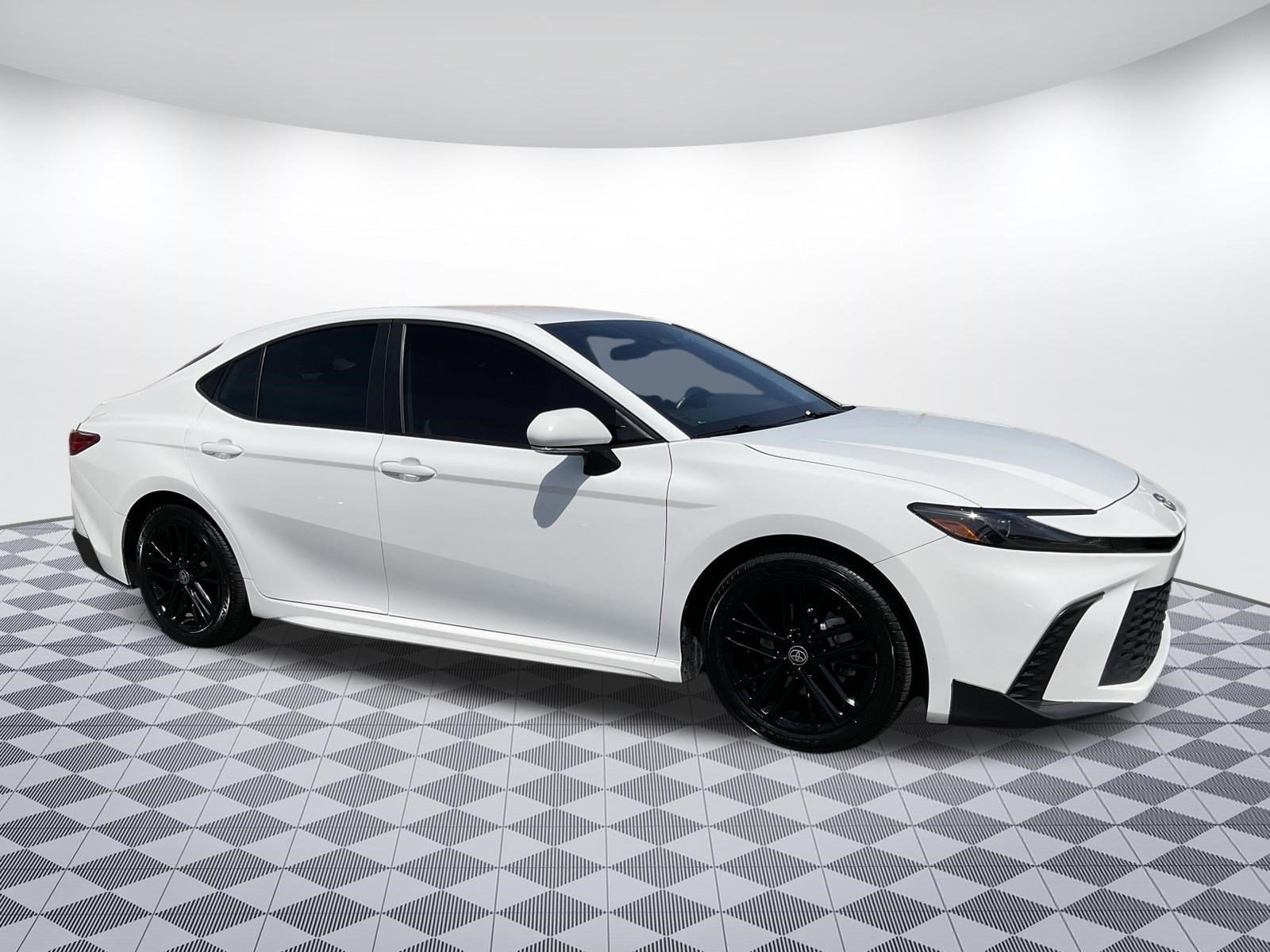 2025 Toyota Camry SE Hybrid's photo