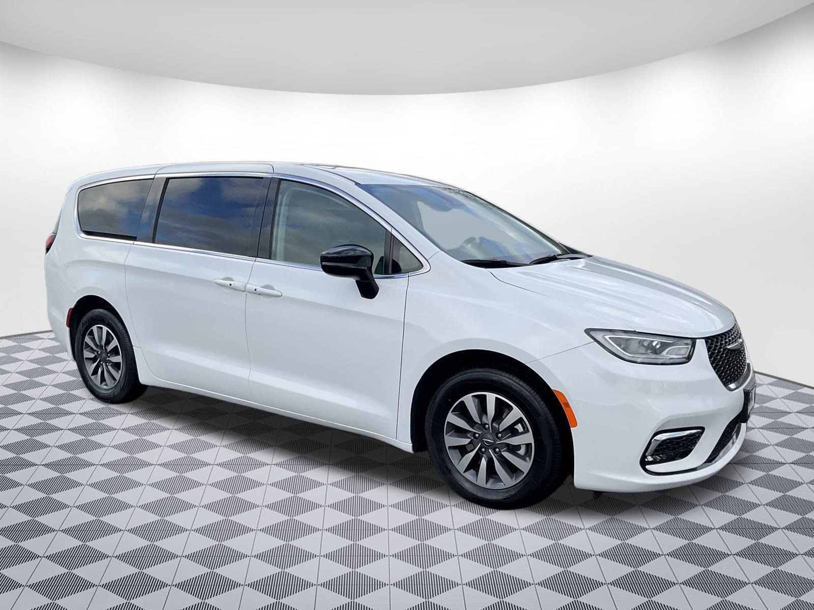 2024 Chrysler Pacifica PHEV Select's photo