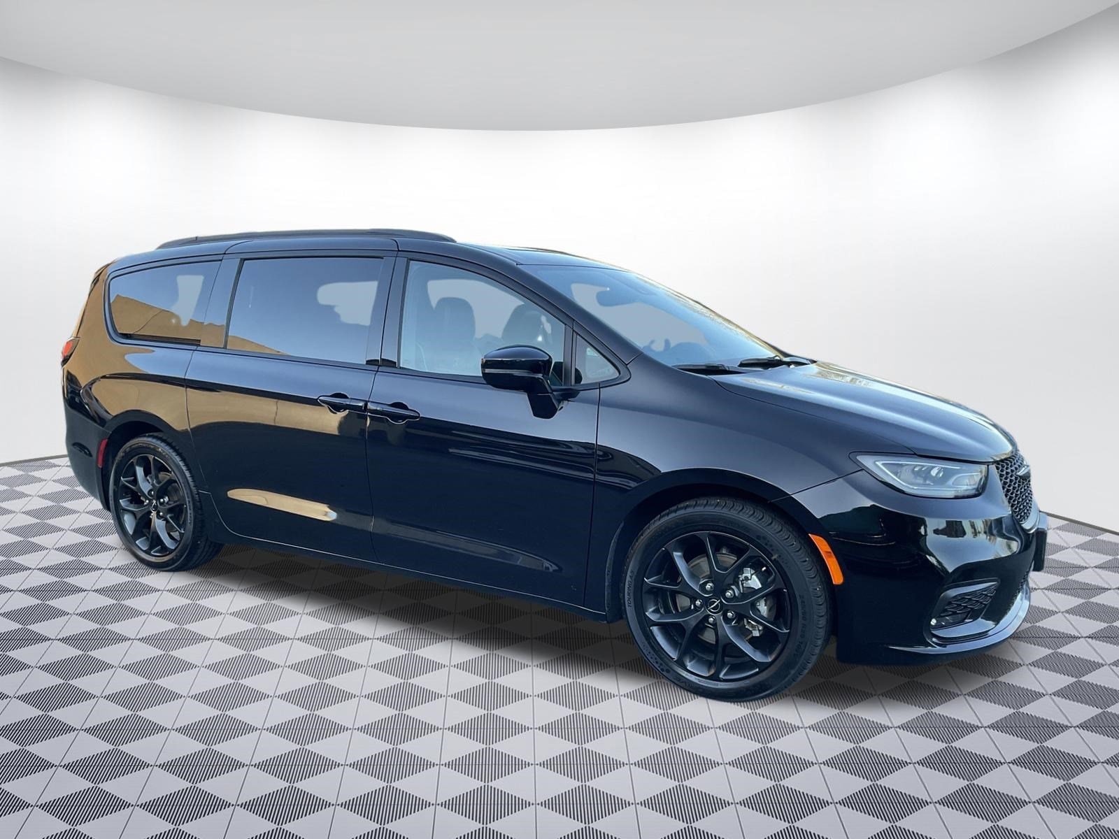 2025 Chrysler Pacifica Limited's photo