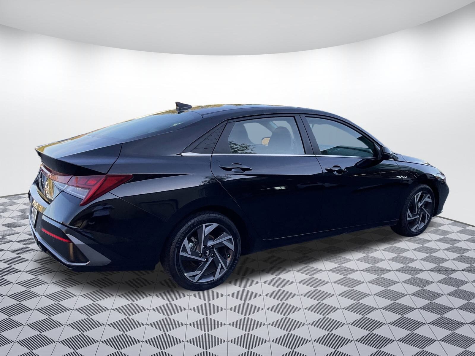 2024 Hyundai Elantra Limited photo 3