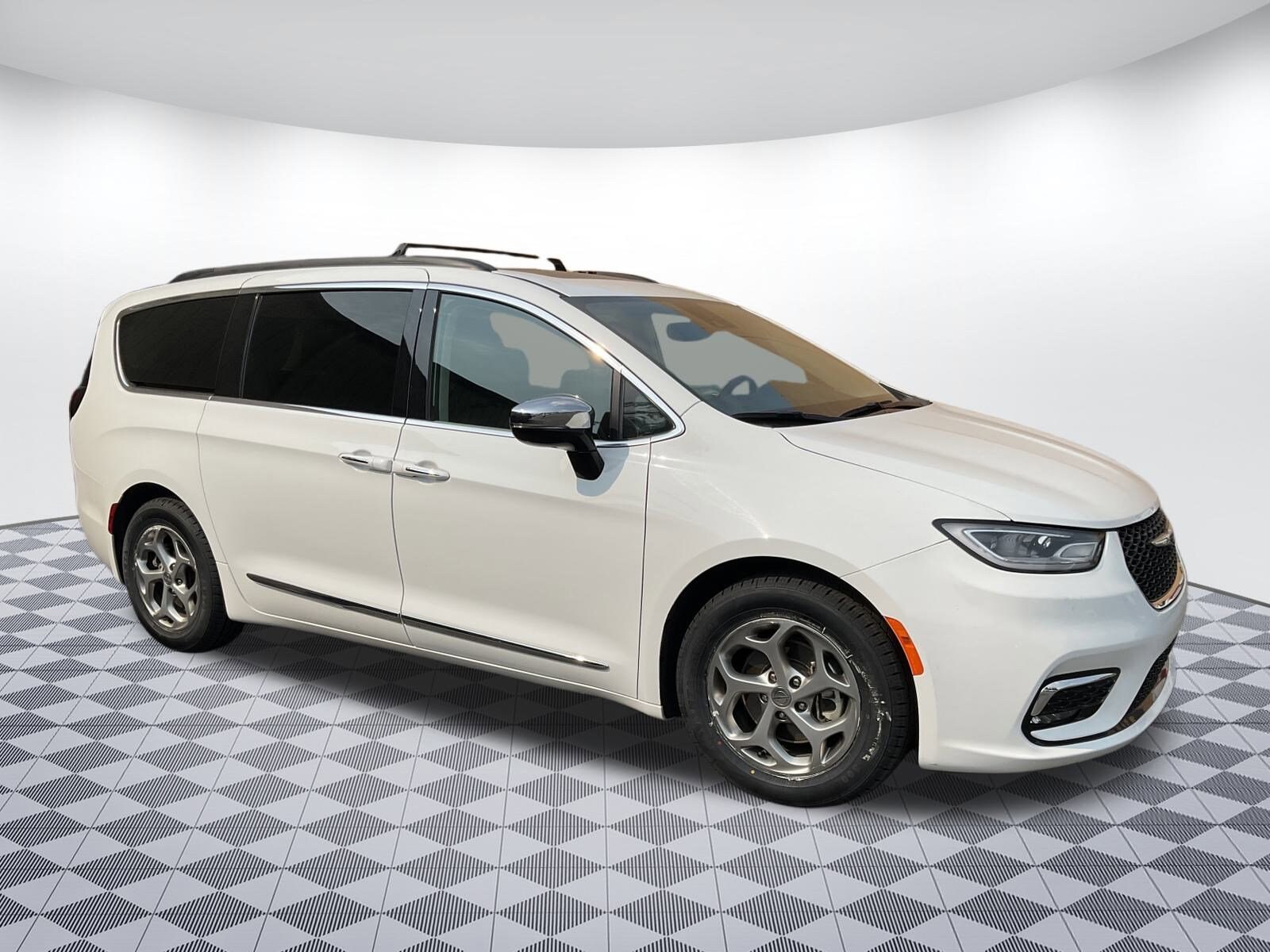 2023 Chrysler Pacifica Limited's photo