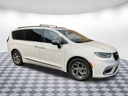 2023 Chrysler Pacifica Limited Van Passenger Van