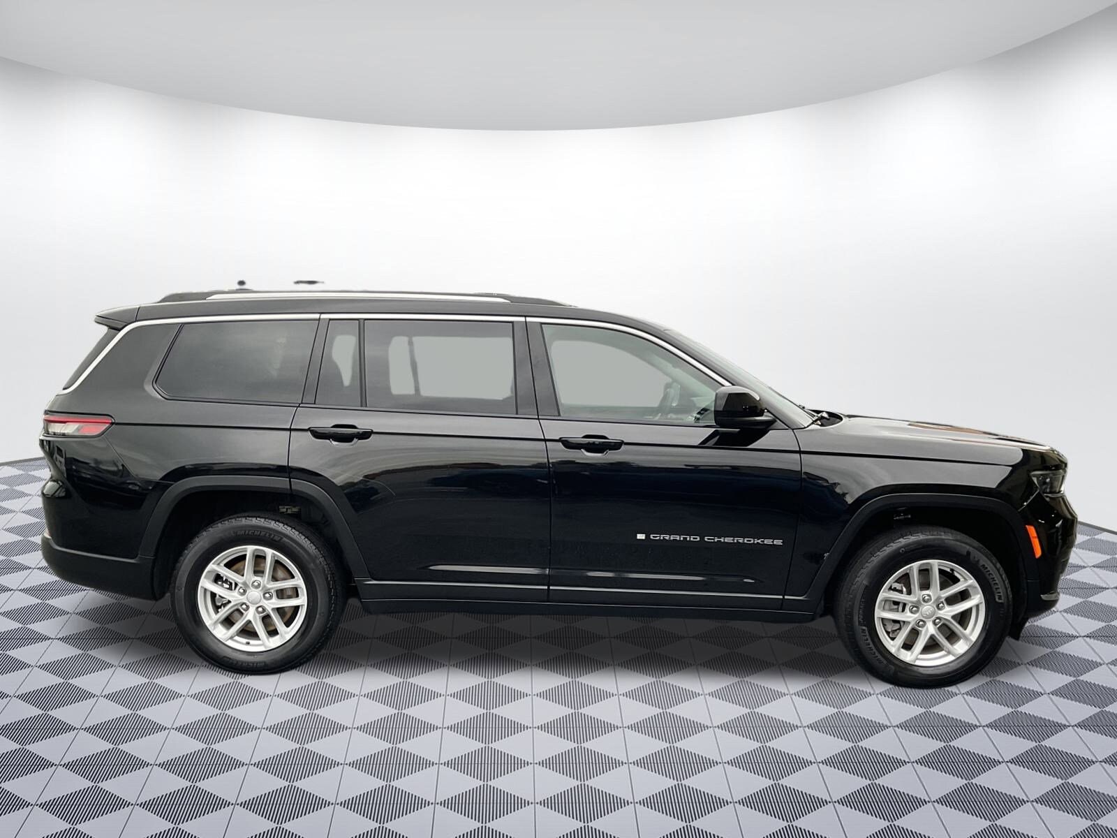 2023 Jeep Grand Cherokee Laredo photo 2